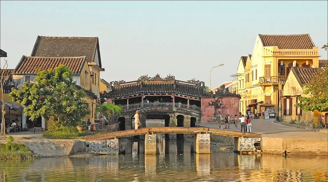 Điểm hấp dẫn của Hội An trước hết nằm ở không gian kiến trúc được gìn giữ gần như nguyên vẹn qua nhiều thế kỷ (Ảnh: Internet)