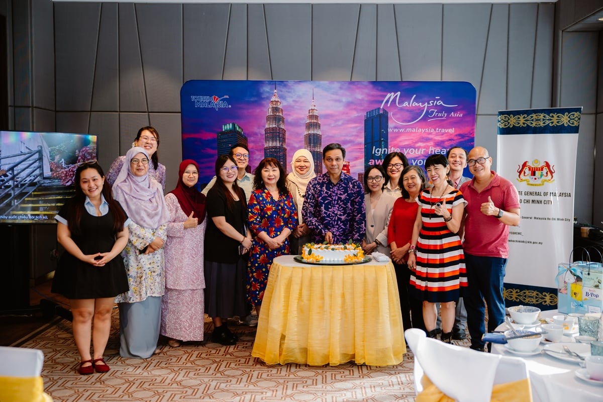 Đại diện Cục Xúc tiến Du lịch Malaysia (Tourism Malaysia), Tổng Lãnh sự quán Malaysia tại TP.HCM cùng các nhà báo Việt Nam chụp ảnh lưu niệm tại buổi gặp gỡ, giao lưu nhân dịp kỷ niệm Ngày Báo chí Cách mạng Việt Nam và giới thiệu chiến dịch Visit Malaysia 2026 (Nguồn: BTC)