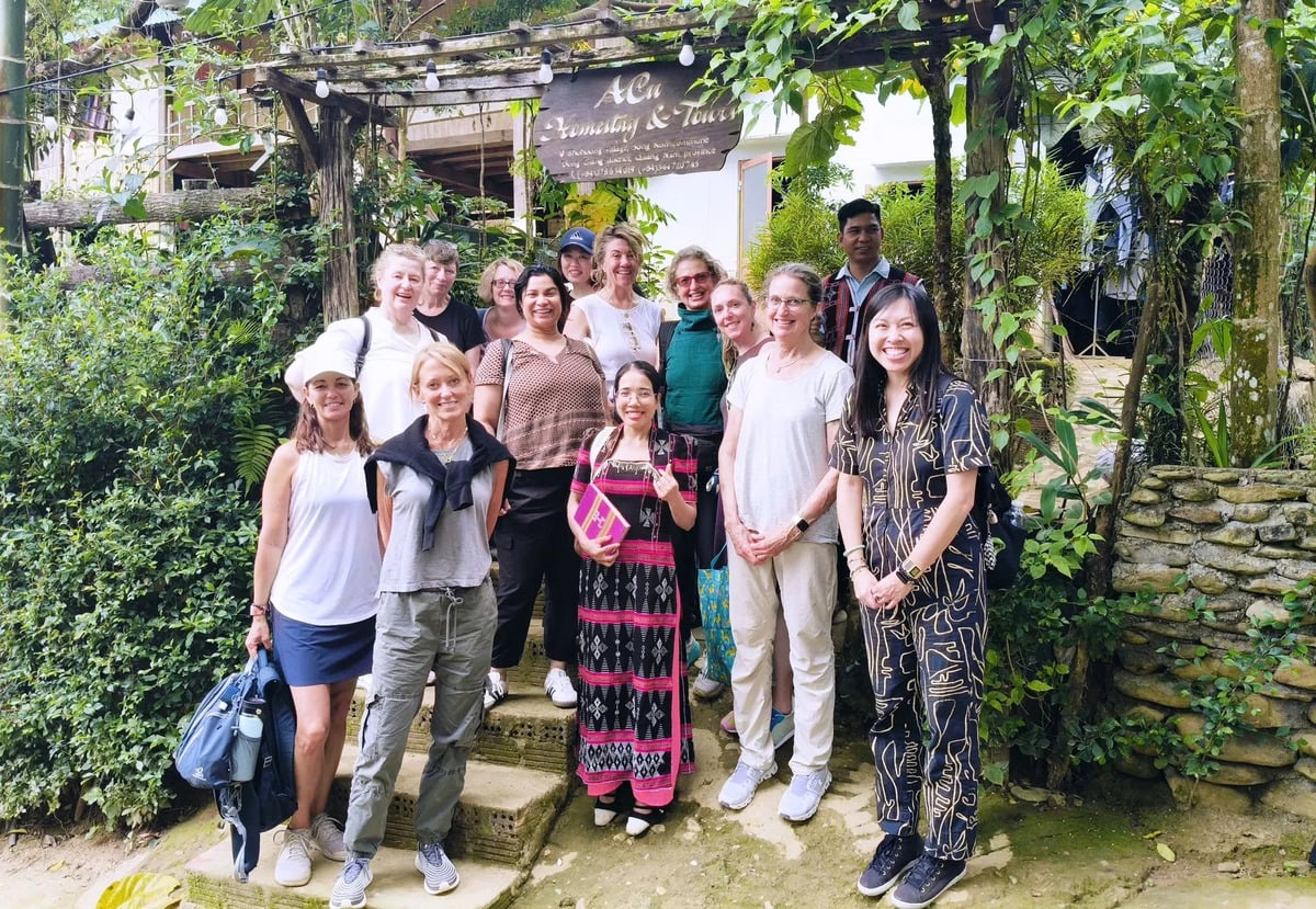 Du khách lưu trú tại Acu Homestay của người dân ở Bhơhôồng, trải nghiệm sinh hoạt cùng đồng bào Cơ Tu (Ảnh: Mạnh Cường)