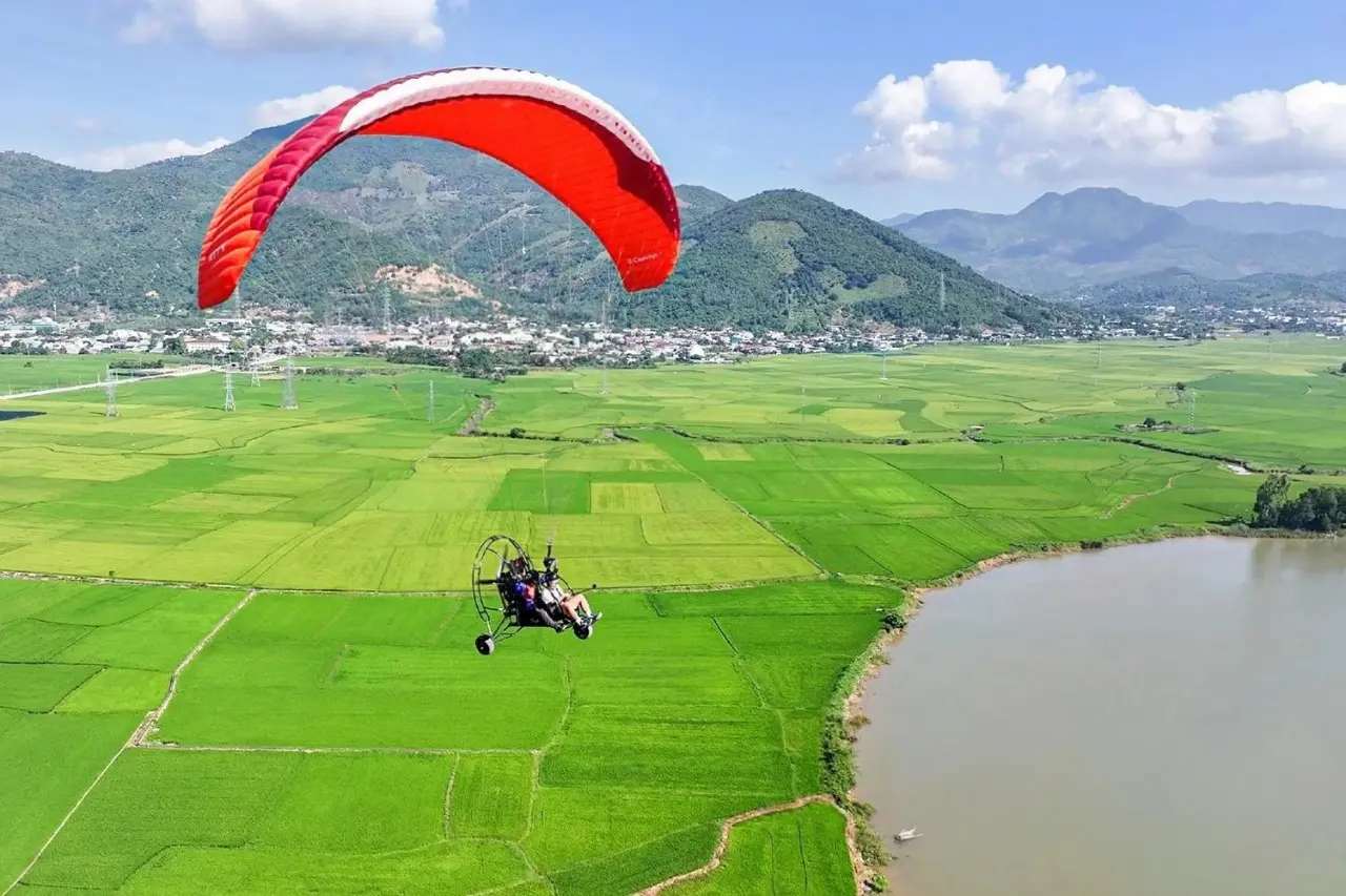 Trải nghiệm paramotor Nha Trang đặc biệt phù hợp với những ai muốn ngắm toàn cảnh thành phố biển từ trên cao mà vẫn tiết kiệm thời gian di chuyển (Ảnh: Internet)