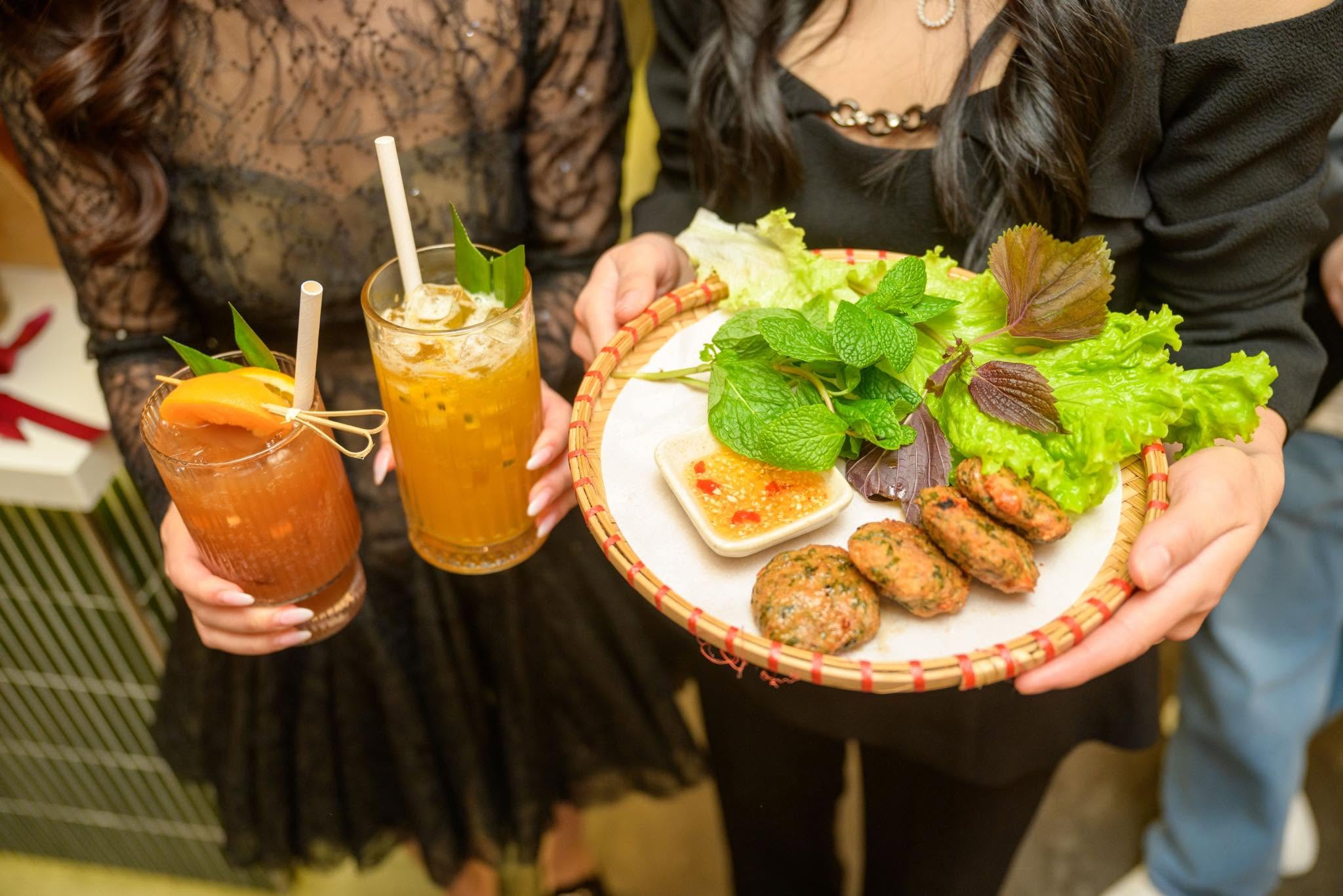 Với chị Thủy Đào, một du khách Mỹ gốc Việt đến Canada trong mùa World Cup, món phở tại Sen Vietnamese Cuisine lại mang ý nghĩa khác (Ảnh: Sen Vietnamese Cuisine)