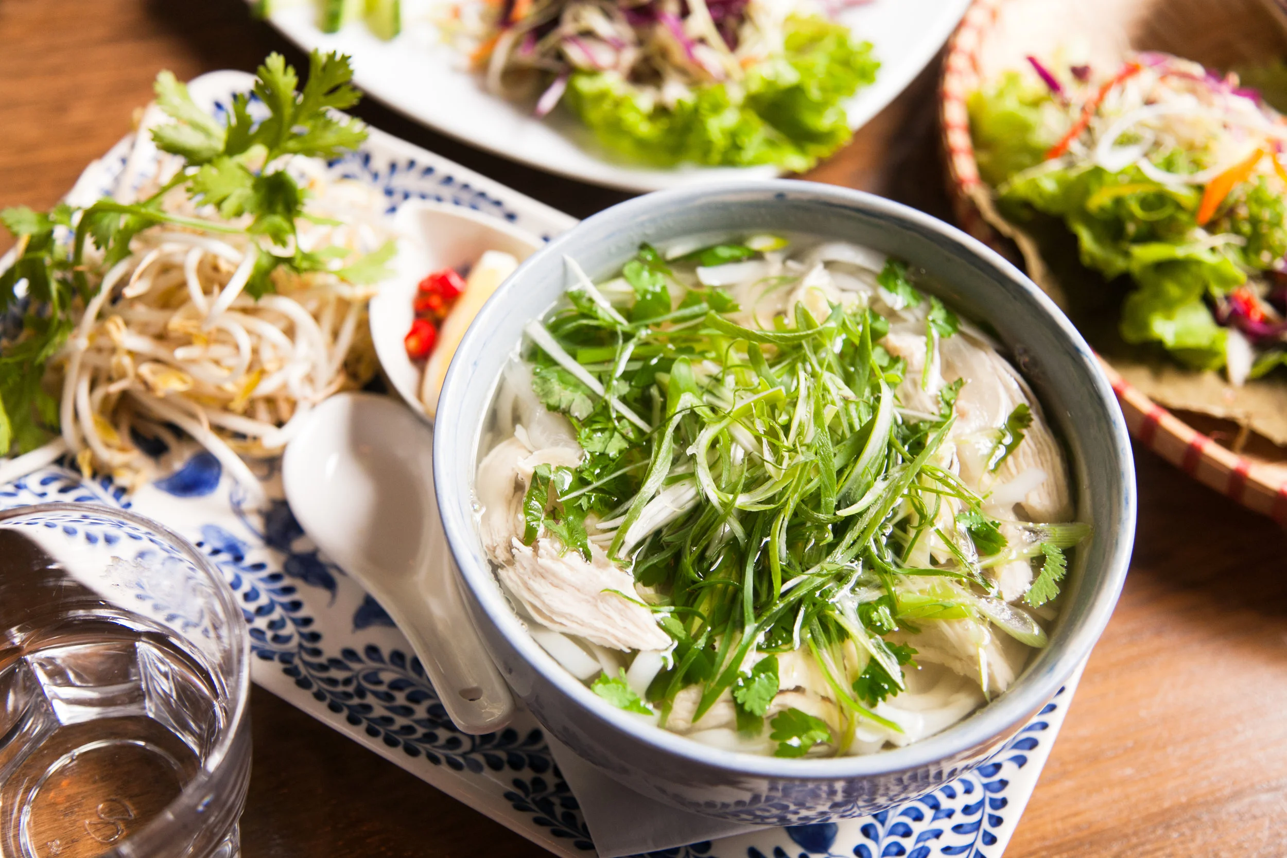 Ở khu vực trung tâm, màn hình lớn được bố trí để khách vừa thưởng thức món ăn Việt, vừa theo dõi các trận cầu hấp dẫn trong không khí hào hứng (Ảnh: Internet)