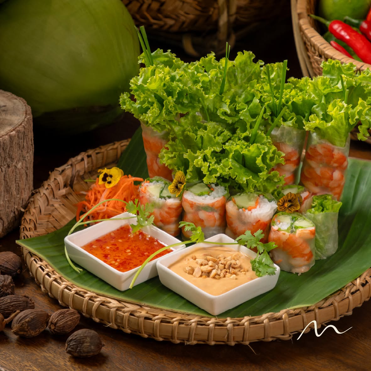 Phong cách boho hiện đại, ánh đèn ấm áp và âm nhạc sống động vào buổi tối càng khiến Boma Beach Club trở thành lựa chọn nổi bật cho những ai yêu thích không khí biển nhưng vẫn muốn có trải nghiệm ẩm thực chỉn chu (Ảnh: Boma Beach Club)