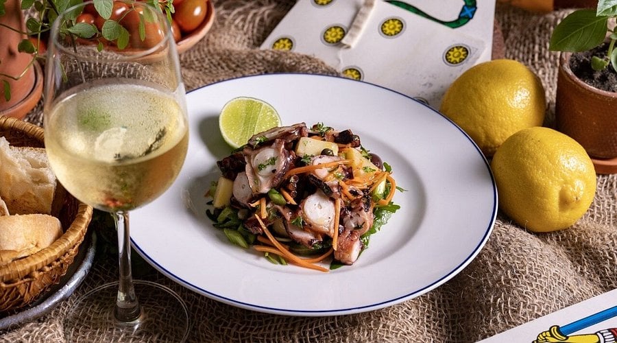 Thực đơn tại La Cala nổi bật với các món đậm chất Ý như thịt nguội, phô mai Ý, platter thịt nguội và phô mai, pizza focaccia hương thảo,... (Ảnh: Internet)