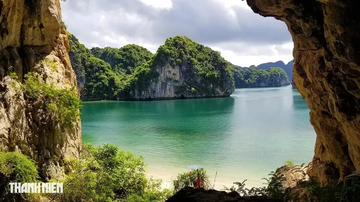 Một bãi biển trong quần đảo Cát Bà (Ảnh: Giang Linh/Báo Thanh Niên)