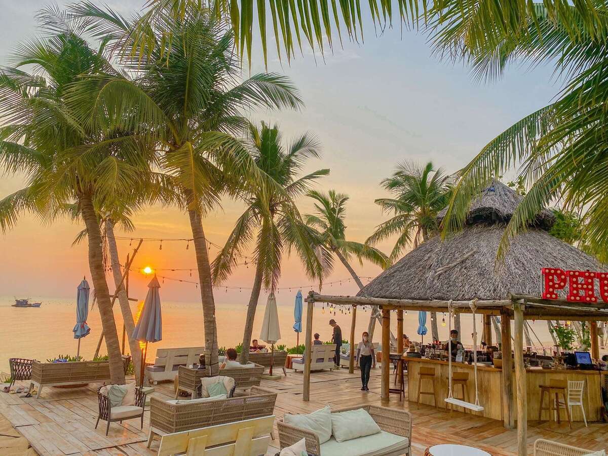Tổng hợp beach bar có view hoàng hôn đẹp nhất dọc Bãi Trường Phú Quốc - ảnh 3