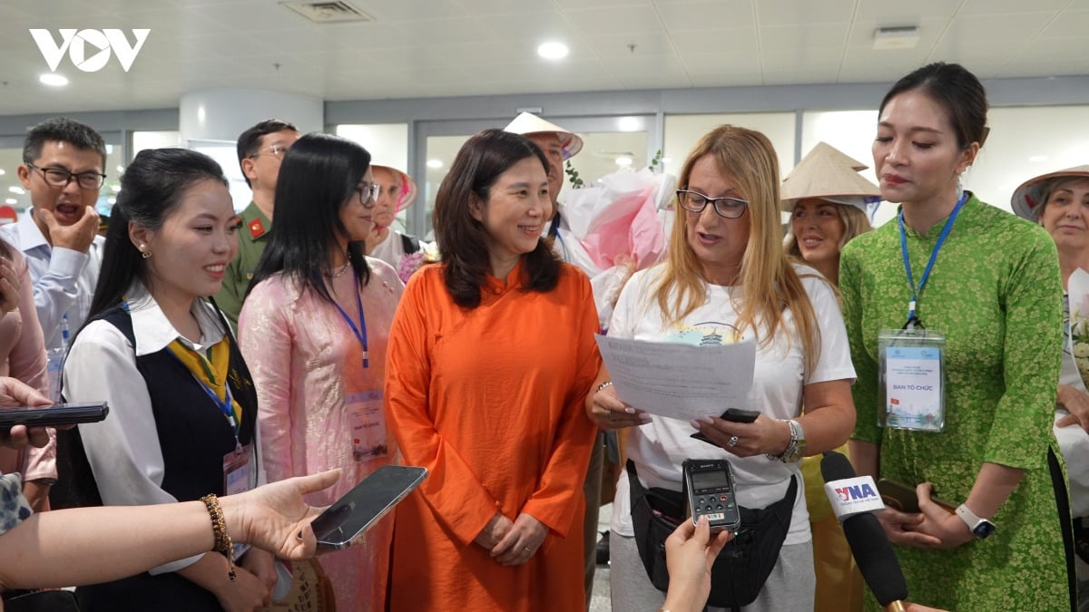 Bà Maria Del Mar Piñas Piñas - du khách Tây Ban Nha du khách quốc tế thứ 5 triệu đến với Thủ đô chia sẻ cảm xúc khi được đón tiếp ở Sân bay Nội Bài (Ảnh: VOV)