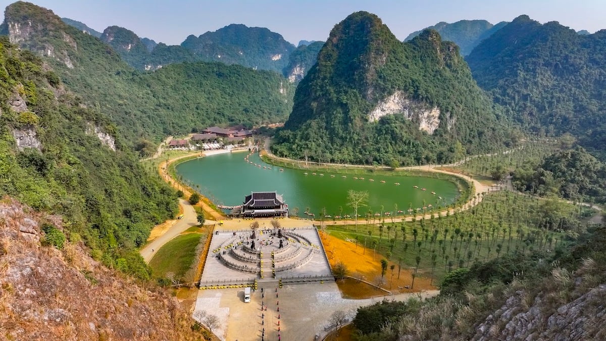 Doanh thu du lịch Ninh Bình bứt phá, đạt gần 18.000 tỷ đồng - ảnh 1