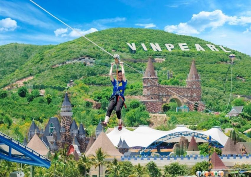 Với ba kỷ lục Việt Nam, zipline Vinpearl Nha Trang không chỉ là một trò chơi mạo hiểm đơn thuần, mà còn là điểm nhấn độc đáo dành cho du khách muốn tìm kiếm trải nghiệm mới lạ khi đến “đảo ngọc” Hòn Tre (Ảnh: Internet)