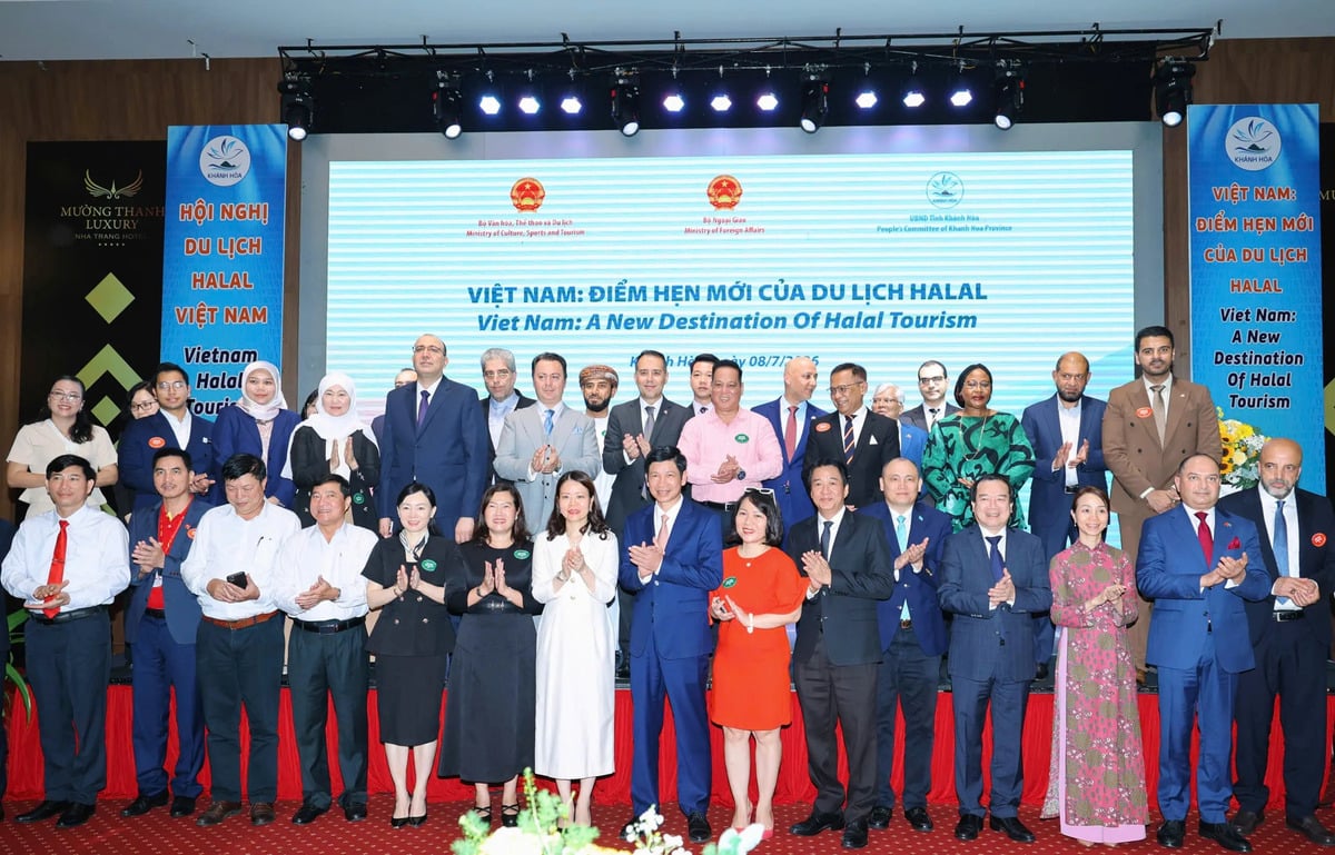 Các đại biểu chụp ảnh lưu niệm tại hội nghị Du lịch Halal Việt Nam 2026 ở Khánh Hòa (Ảnh: Bá Duy)