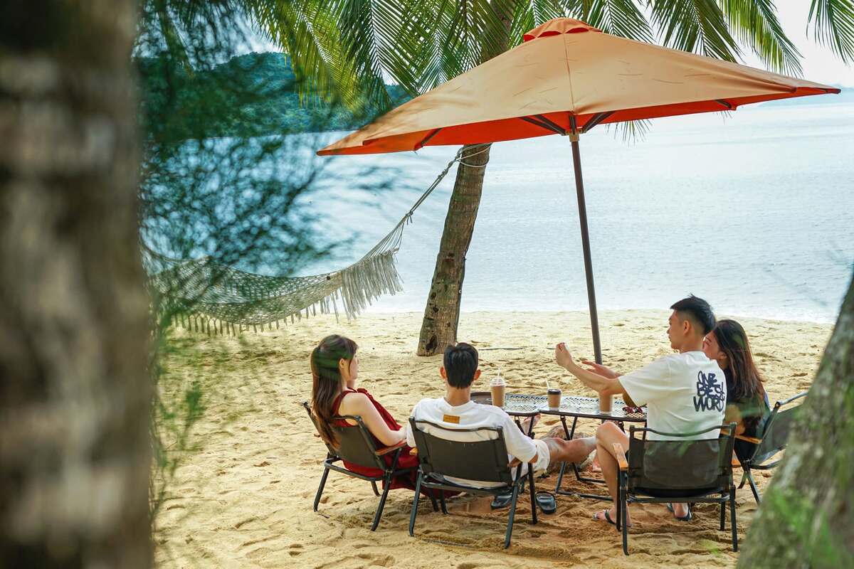 Cá Chuồn Space nằm ngay bên bờ biển (Ảnh: Cá Chuồn Space)