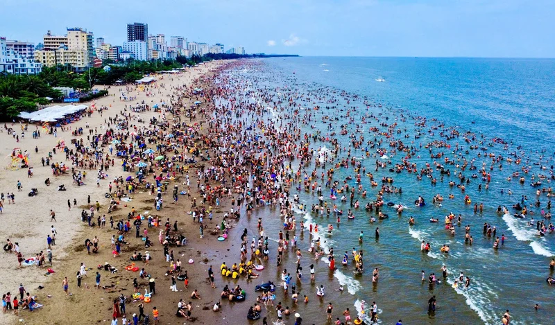 Ở hạng mục “Bãi biển được khách yêu thích hàng đầu năm 2025”, ngoài Sầm Sơn còn có bãi biển Mũi Nai ở An Giang và Marina Beach Club Nha Trang ở Khánh Hòa (Ảnh: Internet)