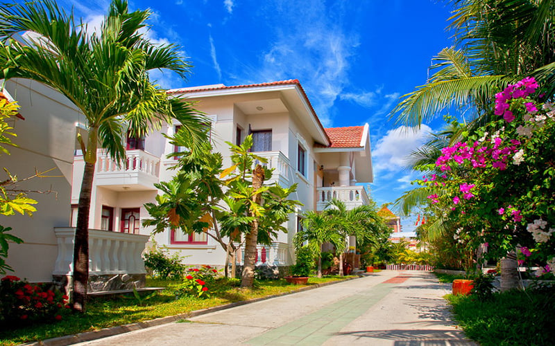 Khu nghỉ dưỡng có hơn 100 phòng với nhiều hạng lưu trú khác nhau như phòng cao cấp, phòng deluxe và bungalow riêng tư (Ảnh: Internet)
