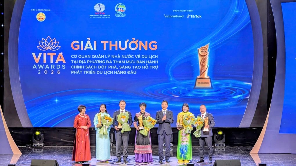 Ban tổ chức trao giải cho các cơ quan quản lý nhà nước về du lịch có chính sách đột phá, sáng tạo (Ảnh: Lê Hoàng/VnExpress)