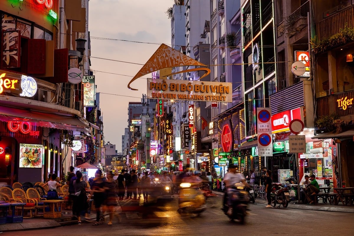 Hàng quán trung tâm TP.HCM kéo dài giờ bán, “bắt sóng” phát triển kinh tế đêm - ảnh 1