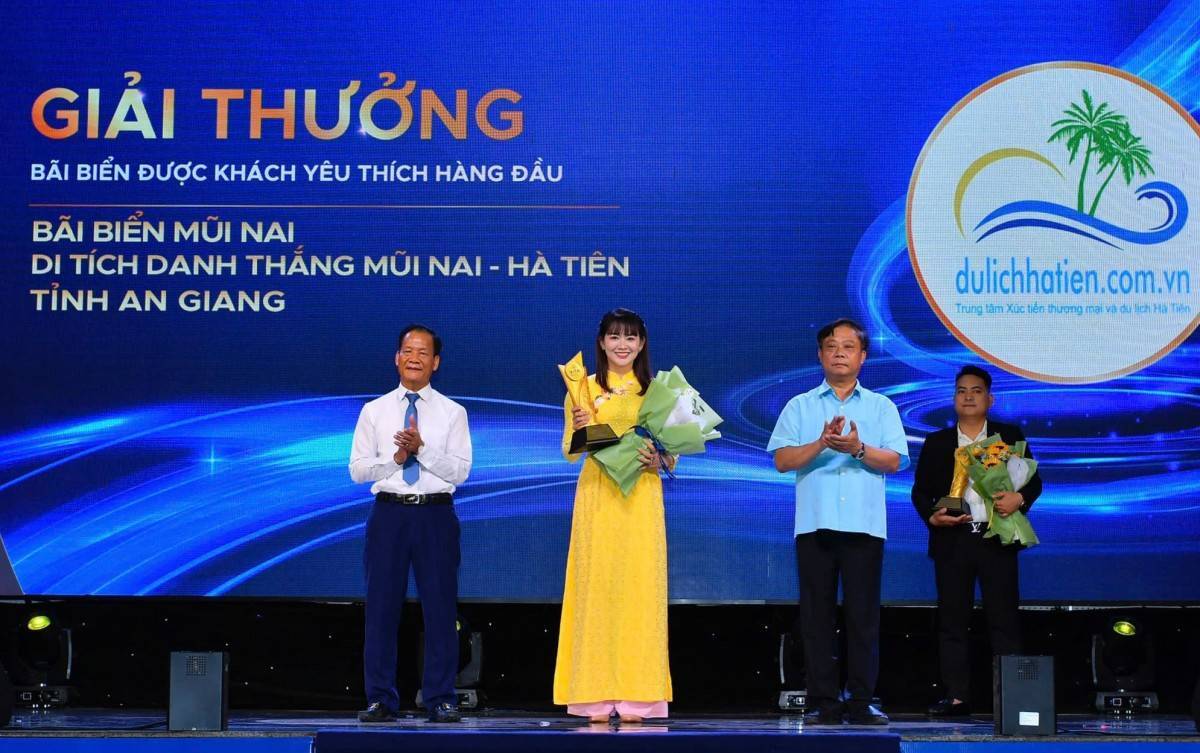 Bà Nguyễn Thị Mộng Quyên - Giám đốc Trung tâm Xúc tiến Thương mại Du Lịch Hà Tiên nhận Giải thưởng tại Ninh Bình chiều ngày 9/7 (Nguồn: Internet)