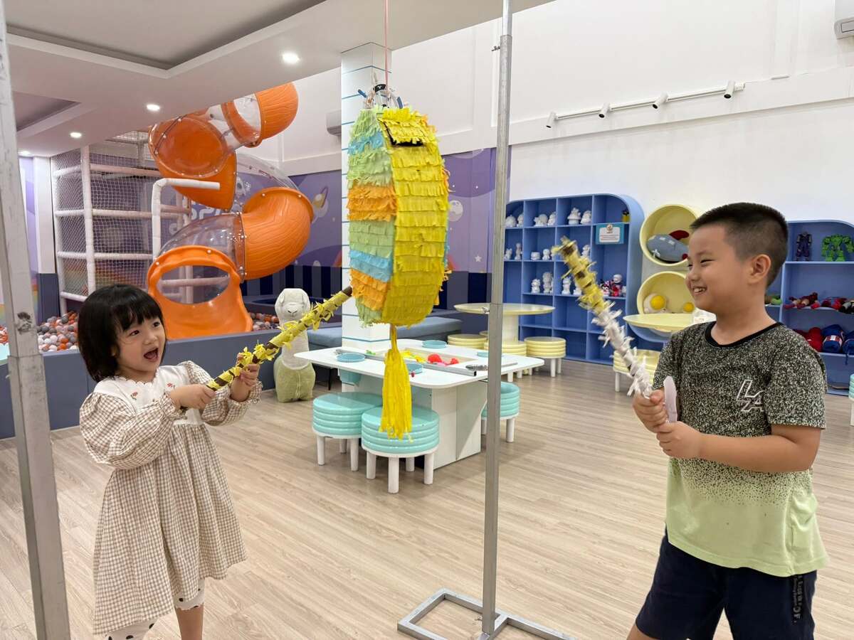 Các bé vui chơi tại Rainbow Kids Coffee (Ảnh: Rainbow Kids Coffee)