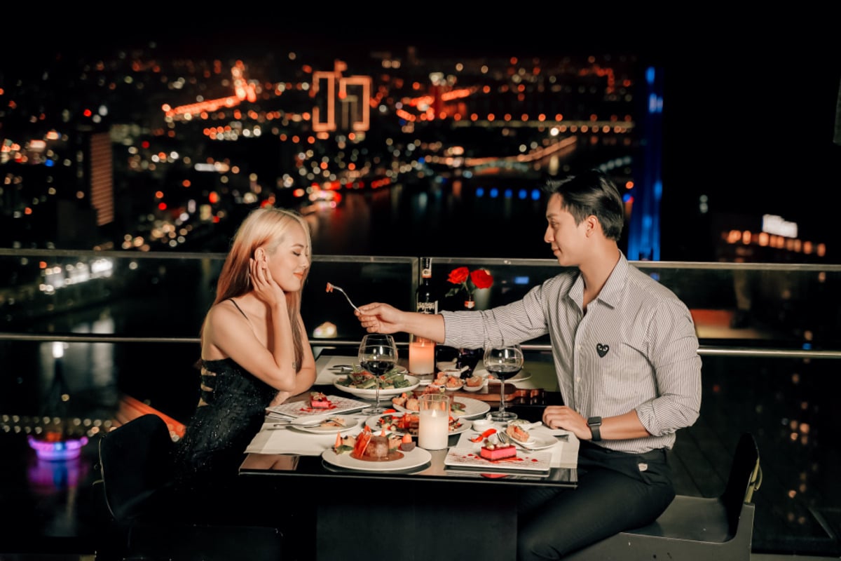 Cặp đôi dùng bữa tại Sky36 (Ảnh: Sky36)
