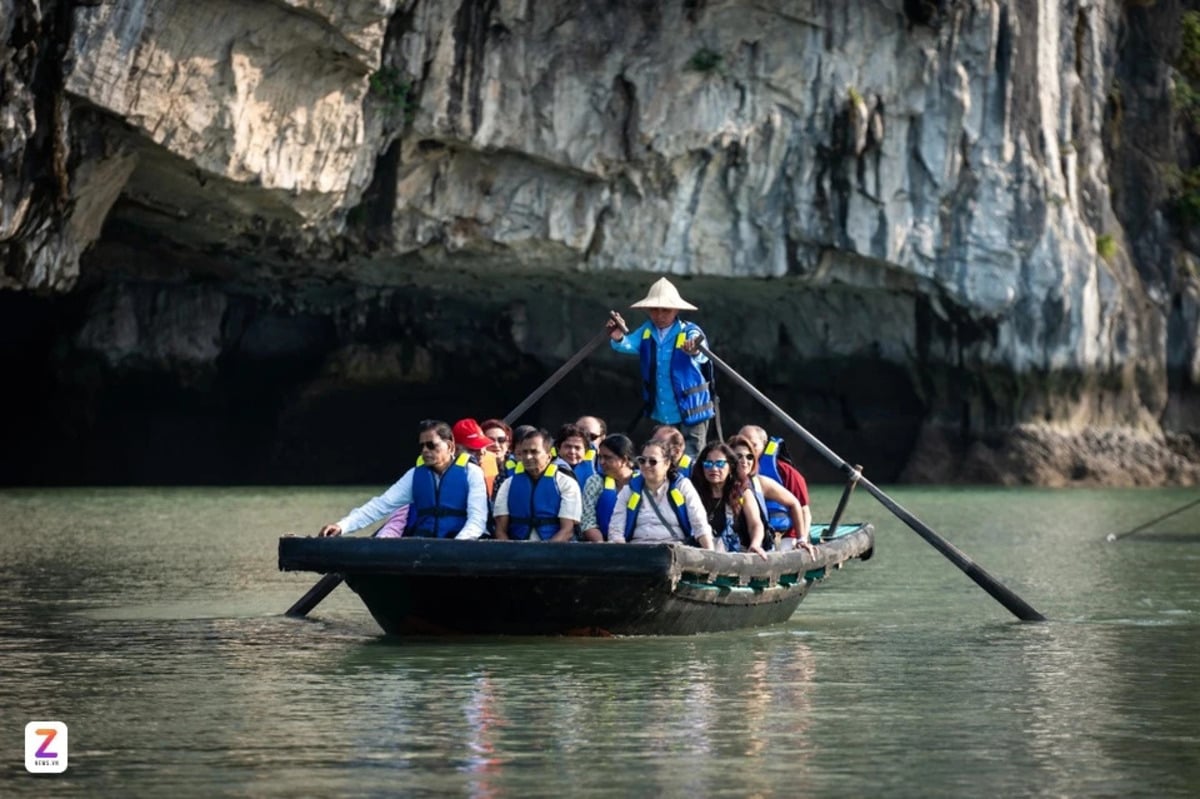 Khách Ấn Độ trên hải trình khám phá vịnh Hạ Long, tỉnh Quảng Ninh, cuối tháng 4 (Ảnh: Đinh Hà/Znews)
