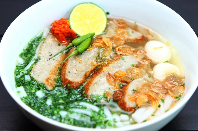 Điểm làm nên hương vị riêng của món ăn nằm ở phần nước dùng trong, được ninh từ xương cá nên có vị ngọt thanh tự nhiên mà không quá béo (Ảnh: Internet)