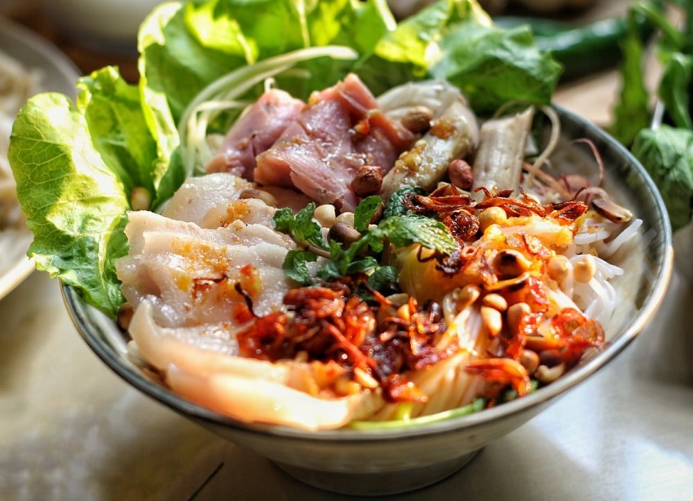 Điểm nhấn của món ăn nằm ở phần mắm nêm được làm từ cá cơm ủ, sau đó pha cùng tỏi, ớt, dứa băm và cà pháo (Ảnh: Internet)