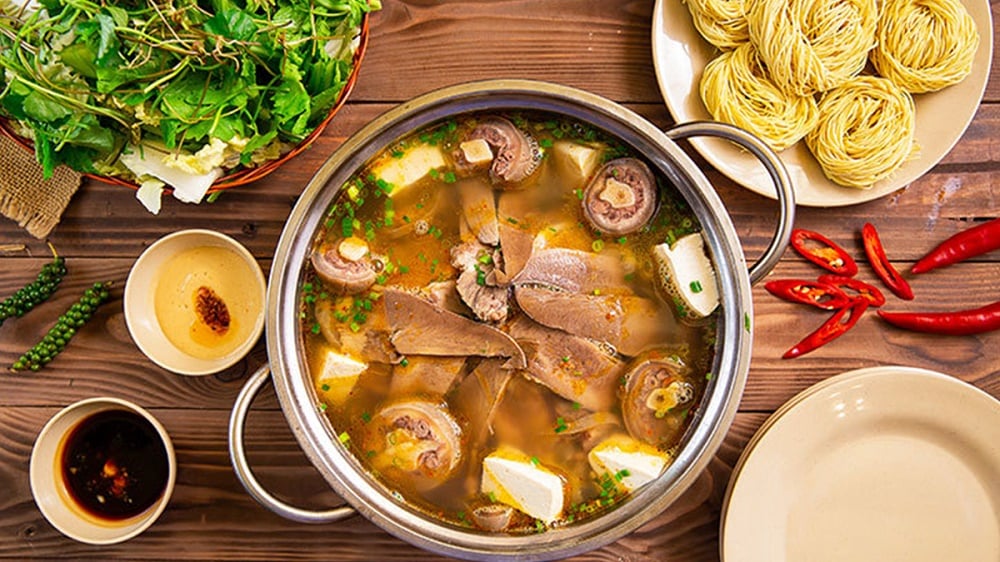 Nước lẩu được ninh kỹ từ xương bò, kết hợp cùng các loại rau địa phương, tạo nên vị ngọt thanh nhưng vẫn đậm đà (Ảnh: Internet)