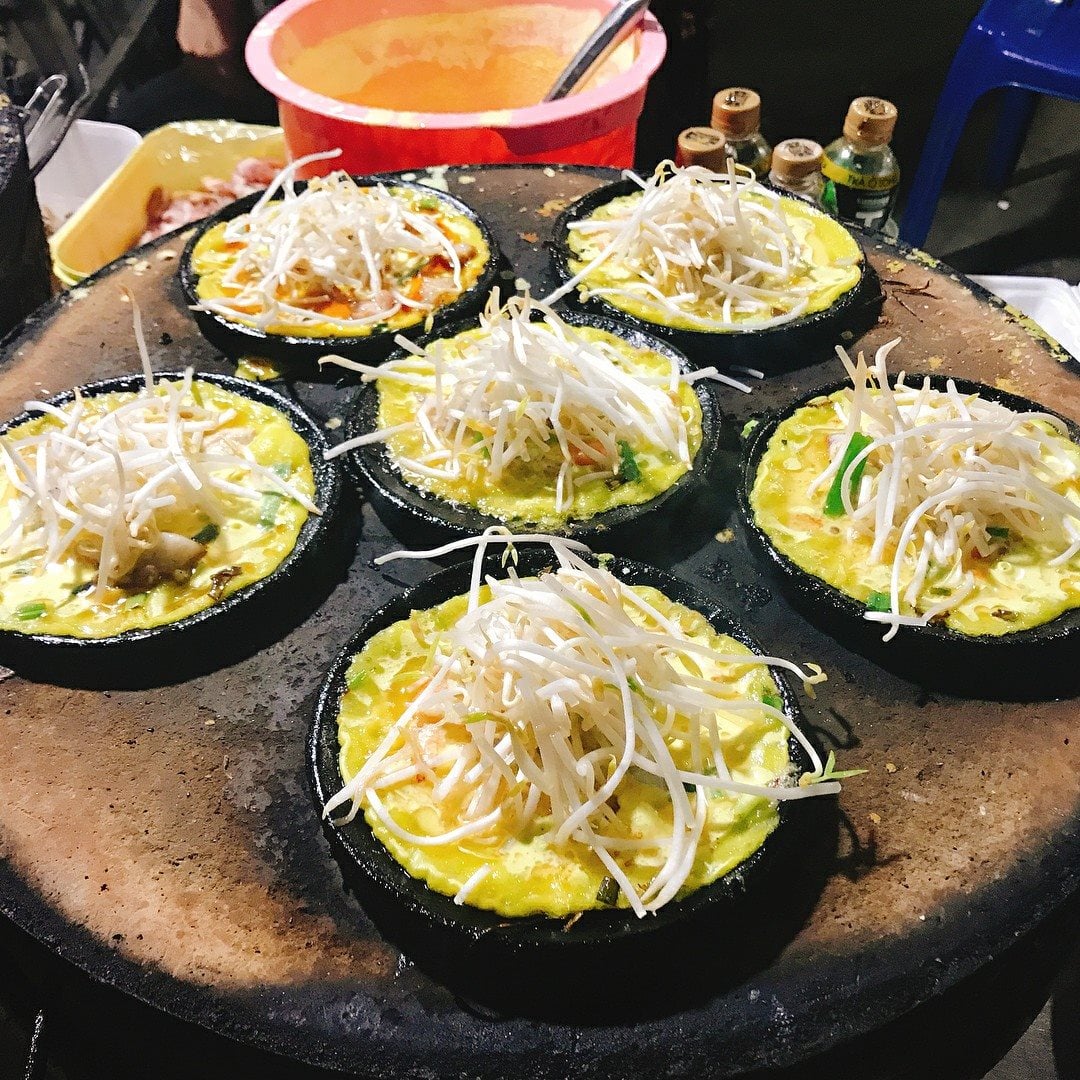 Bột bánh được xay từ gạo, pha theo công thức riêng để tạo độ giòn, sau đó thêm các loại nhân như tôm, mực hoặc trứng (Ảnh: Internet)
