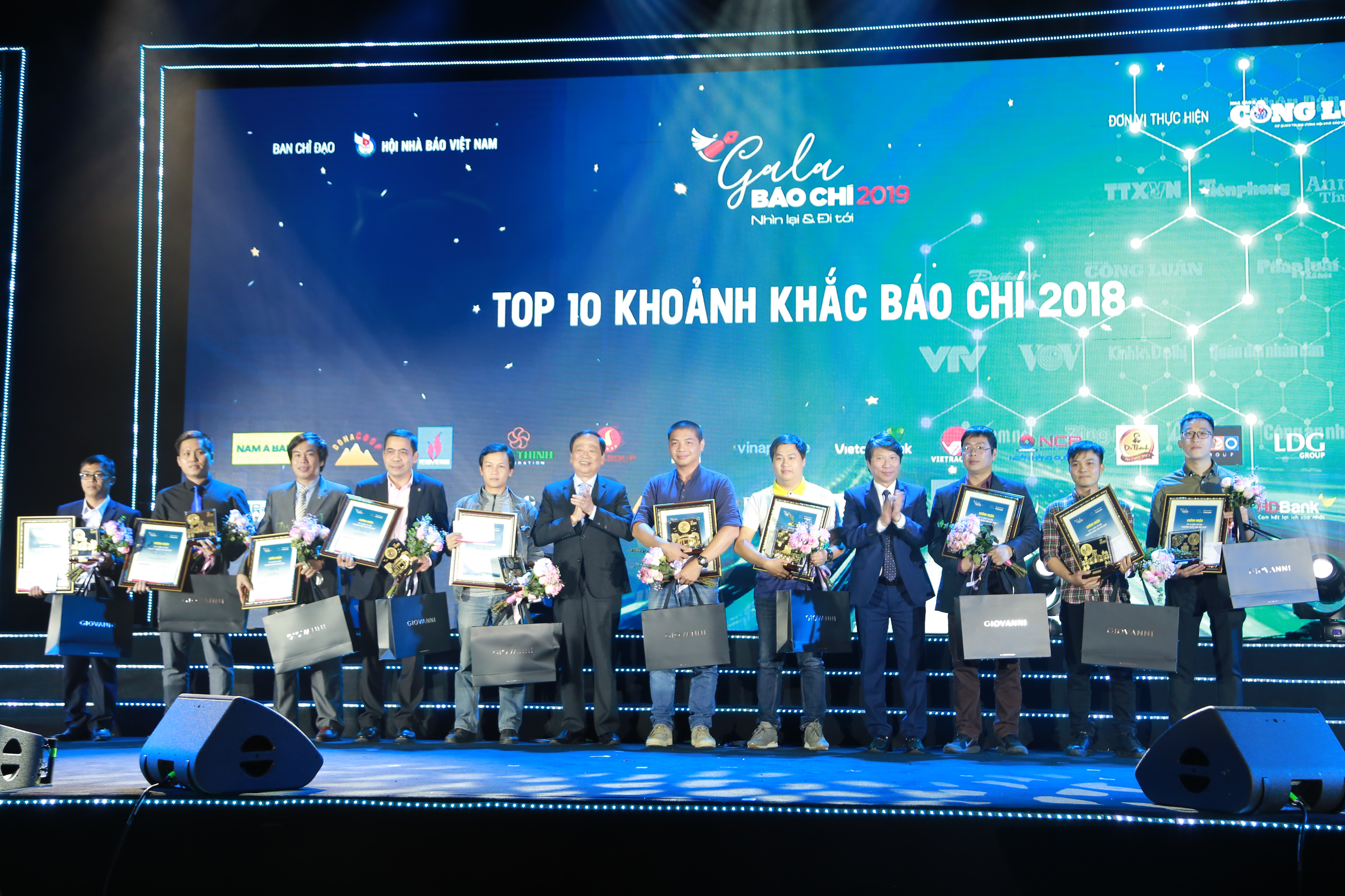 Ông Mai Đức Lộc - Phó Chủ tịch HNBVN và ông Vũ Quốc Khánh, Chủ tịch Hội Nghệ sỹ Nhiếp ảnh Việt Nam, Trưởng Ban Giám khảo cuộc thi 