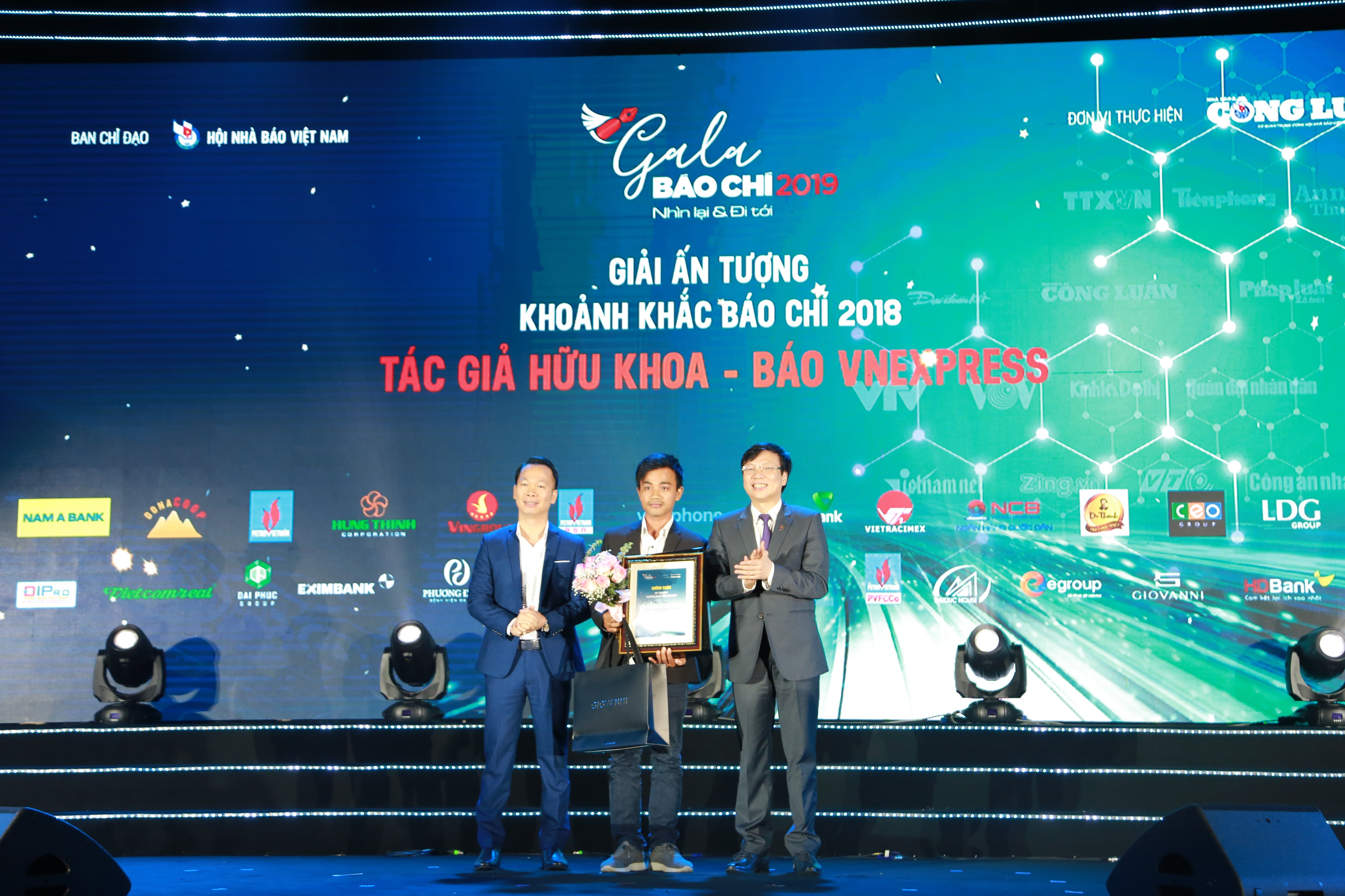 Nhà báo Hồ Quang Lợi - Phó Chủ tịch Thường trực HNBVN trao giải ấn tượng cho tác giả Hữu Khoa