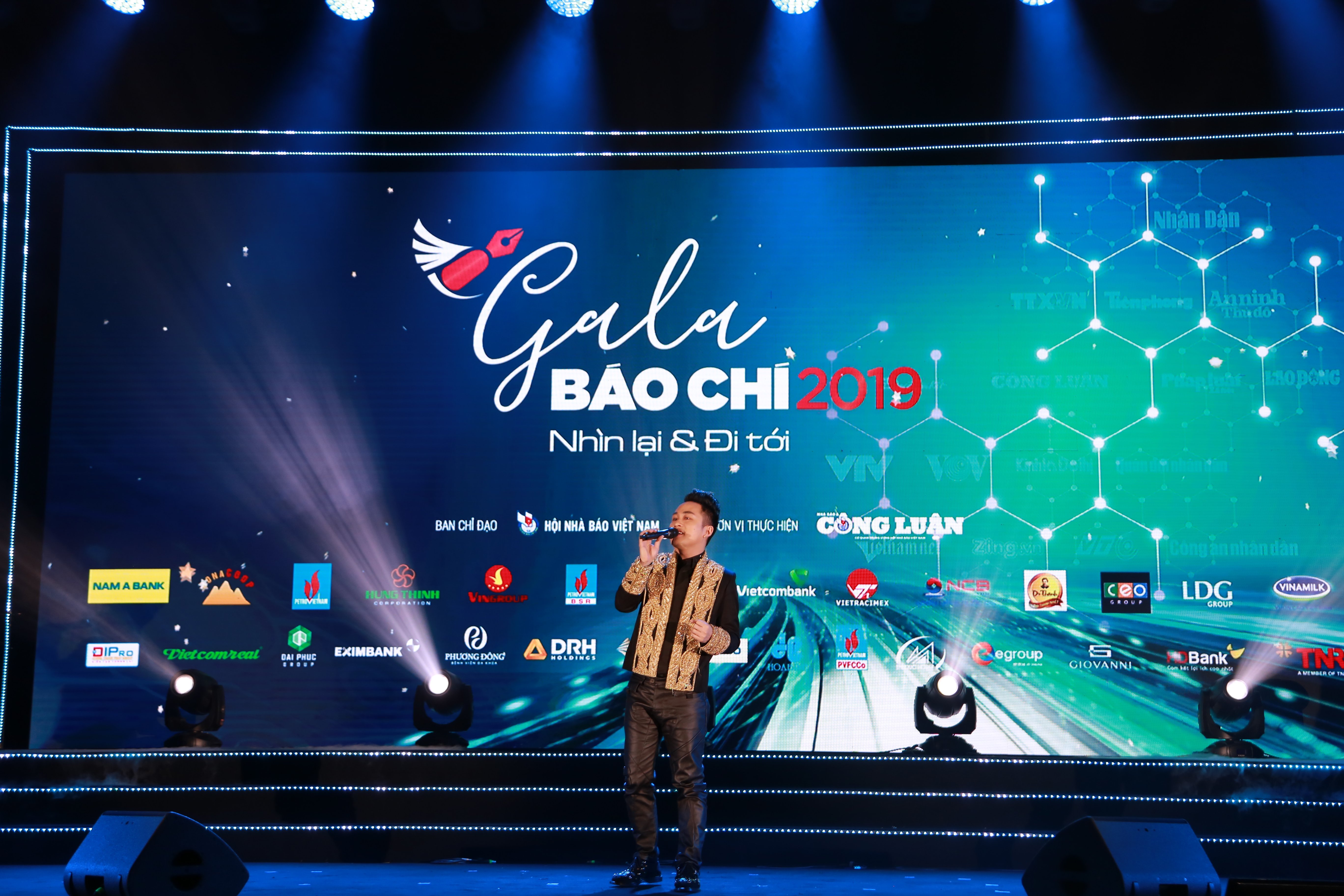 Ca sĩ Tùng Dương đã đem đến cho đêm GaLa sự sôi động