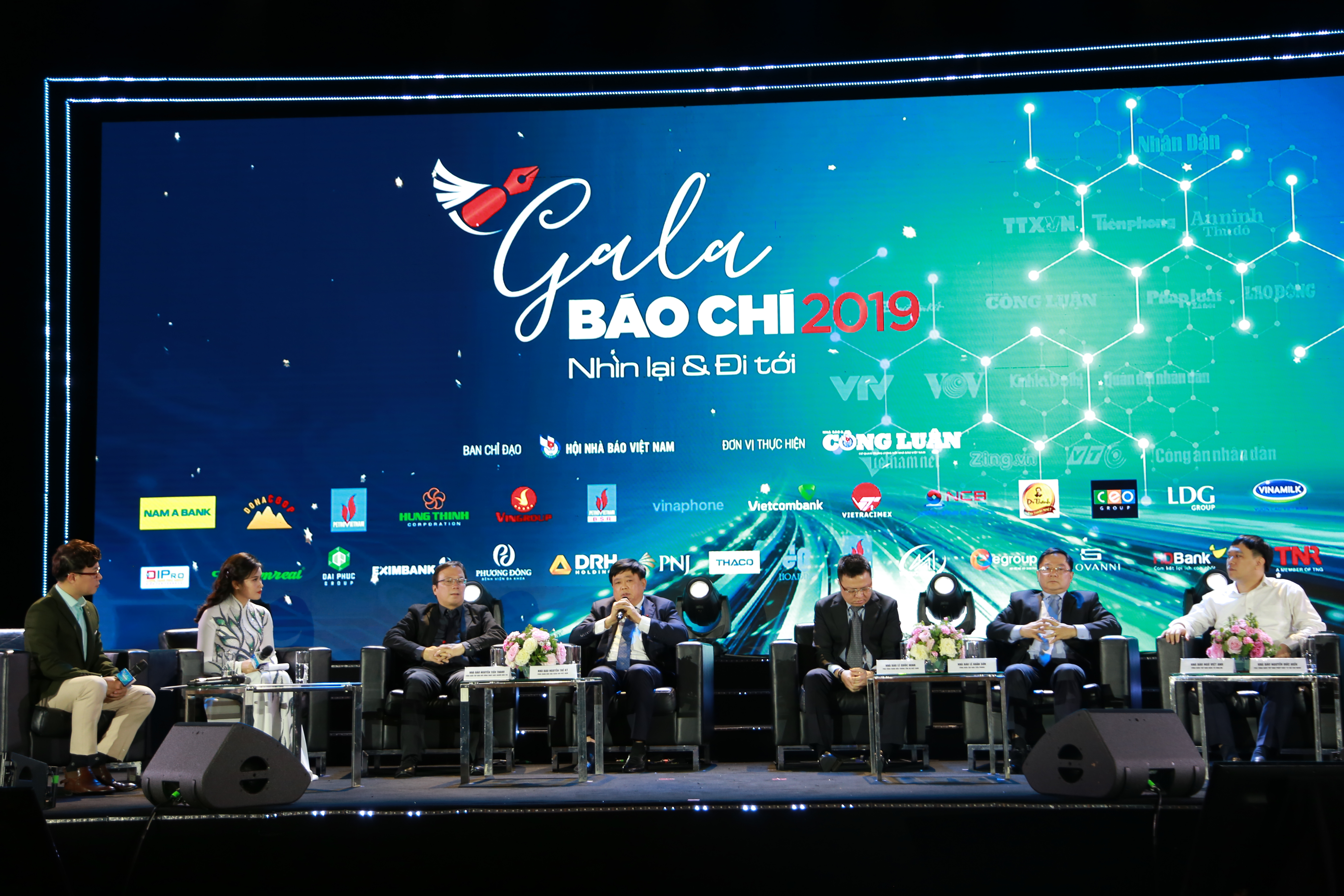 Một điểm nhấn quan trọng trên sân khấu Gala báo chí lần thứ nhất “Nhìn lại và đi tới” là talkshow “Tổng biên tập 4.0 - Thời cơ và thách thức”