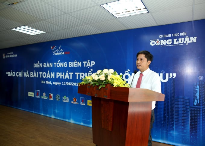 Ông Lê Trần Nguyên Huy, Ủy viên Ban Chấp hành Hội Nhà báo Việt Nam, Tổng Biên tập Báo Nhà báo và Công luận phát biểu khai mạc Diễn đàn. Ảnh: Sơn Hải