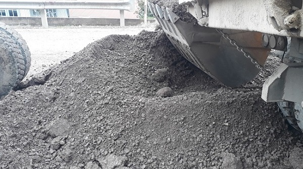 Đá dăm trộn lẫn tạp chất được đơn vị thi công sử dụng.