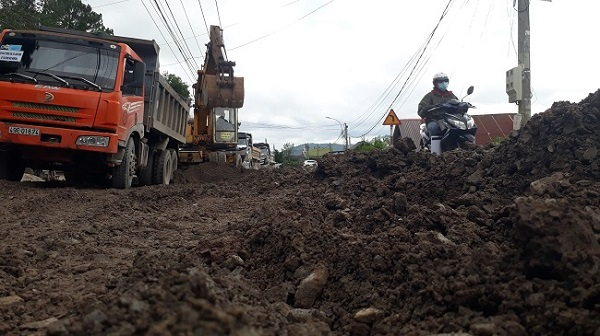 Chủ đầu tư yêu cầu đơn vị thi công bóc dỡ toàn bộ đá dăm không đảm bảo chất lượng.
