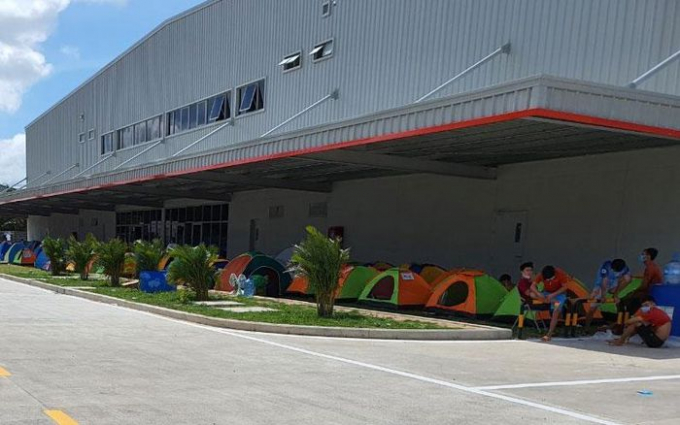 Nhiều lều ngủ cho công nhân được dựng ngoài hành lang nhà máy Công ty TNHH công nghệ điện tử nghe nhìn BOE Việt Nam sau khi nhiều công nhân mắc Covid-19.