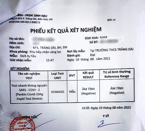 Để ngày mai đi tiêm vắc xin, ông Đình Hưng phải làm xét nghiệm có kết quả âm tính - Ảnh: H.M.