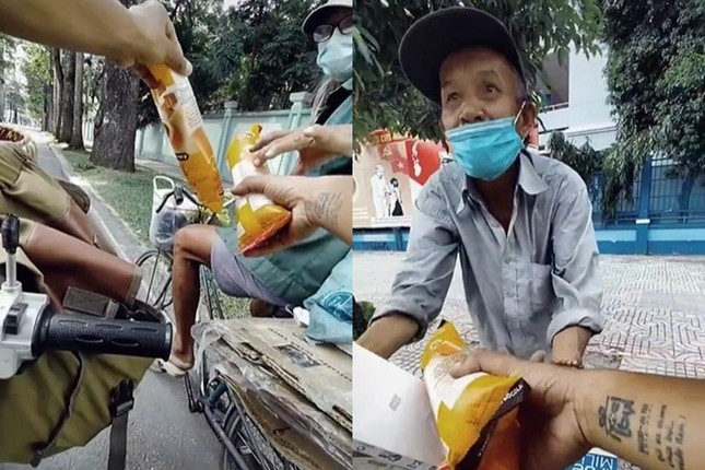 Trong một đoạn clip, anh Lâm chạy theo người đàn ông có dáng vẻ gầy gò để tặng quà. Thấy người này mặc chiếc áo thun thể thao, anh hài hước gọi: “Cầu thủ số 6, cho cầu thủ số 6 bánh mì ăn nè”.