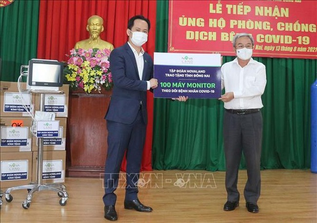 Đại diện Tập đoàn Novaland trao tượng trưng 100 máy Monitor theo dõi bệnh nhân COVID-19 cho tỉnh Đồng Nai.