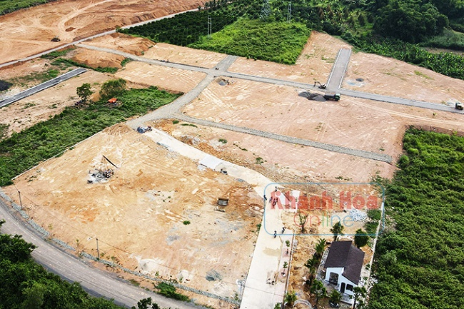 Một mảnh đất ở xã Sông Cầu đã được chủ đất làm đường, đã có nhà xây dựng.