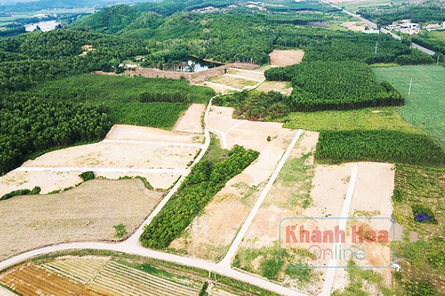 Thời gian tới, UBND huyện Khánh Vĩnh sẽ siết chặt việc xin hiến đất làm đường, tăng cường công tác quản lý đất đai.