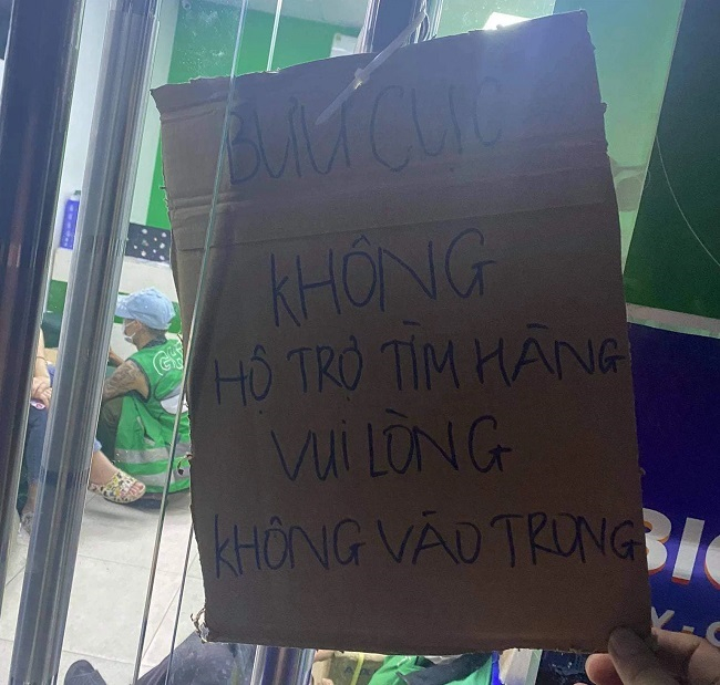 Tình trạng thất lạc hàng tại bưu cục của Giao hàng tiết kiệm đang được bàn tán xôn xao. (Ảnh: Facebook Lê Thiện Phúc).