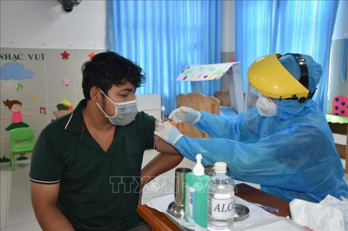 Người dân thị trấn Long Hải, huyện Long Điền, tỉnh Bà Rịa-Vũng Tàu được tiêm vaccine phòng COVID-19.