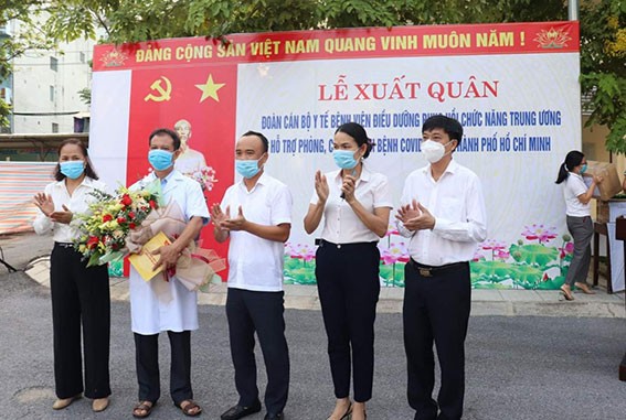 Bí thư Thành ủy Sầm Sơn Lương Tất Thắng tặng hoa động viên đoàn y bác sỹ lên đường chống dịch