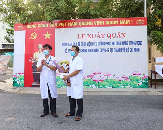 Giám đốc bệnh viện B Nguyễn Văn Chi tặng hoa động viên đoàn