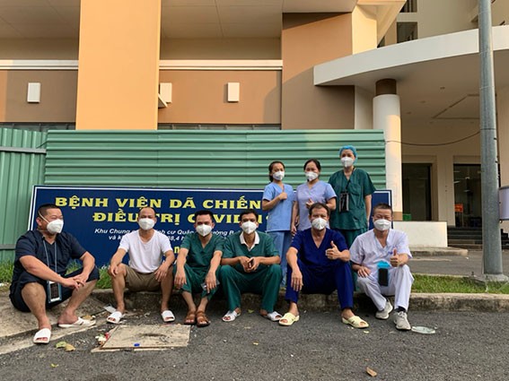 Các y bác sĩ trong những giây phút hiếm hoi được chụp ảnh cùng nhau sau nhiều ngày tham gia vào công tác cứu chữa bệnh nhân Covid 19