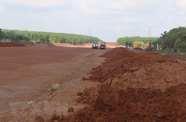 Nhiều dự án tại Quy Nhơn sử dụng nguồn đất từ các mỏ chưa được cấp phép để tiến hành san lấp mặt bằng. (Ảnh: TTXVN)