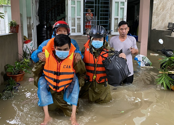 Cứu hộ người dân tại Bình Định (Ảnh: Báo Bình Định).