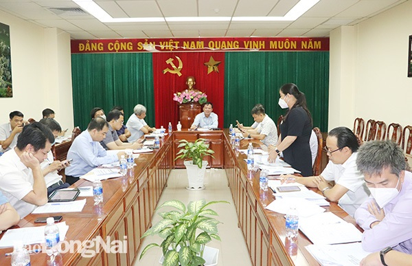 Phó chủ tịch UBND tỉnh Võ Tấn Đức chủ trì cuộc họp về nhà ở xã hội.