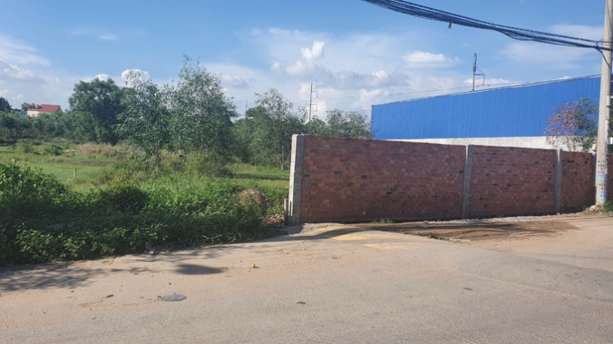 Bức tường được doanh nghiệp xây dựng trên con đường dẫn vào khu sản xuất, khiến người dân không có lối ra