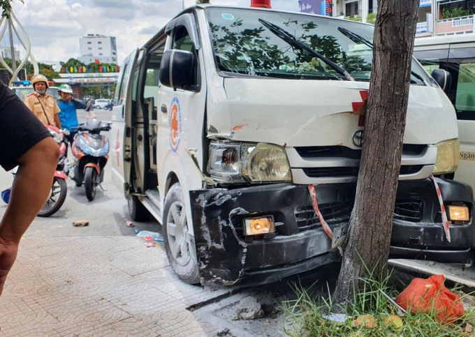 Chiếc xe cấp cứu nát phần đầu sau khi lao vào gốc cây bên đường. Ảnh: M.A.